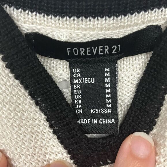 NWT Forever 21 White/Black Sweater-Knit Cropped Sleeveless Top Size Medium - Picture 3 of 4